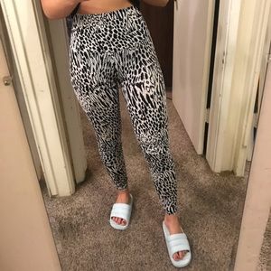 Onzie leopard print leggings size XS